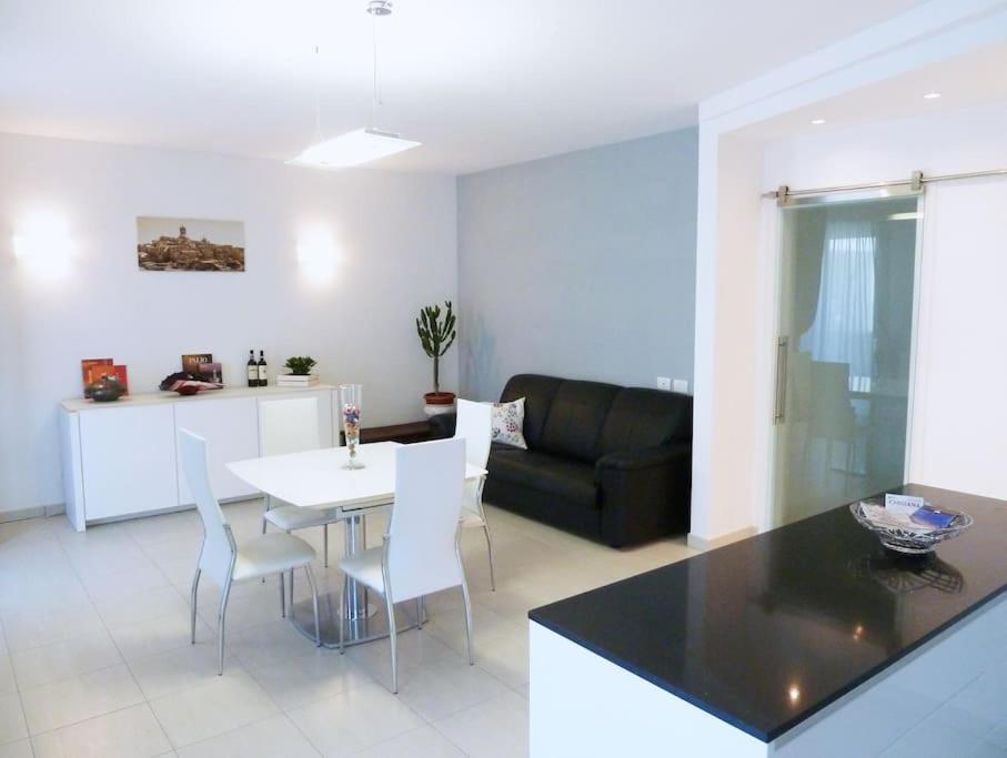 Modern & Strategic Apartment Siena Buitenkant foto