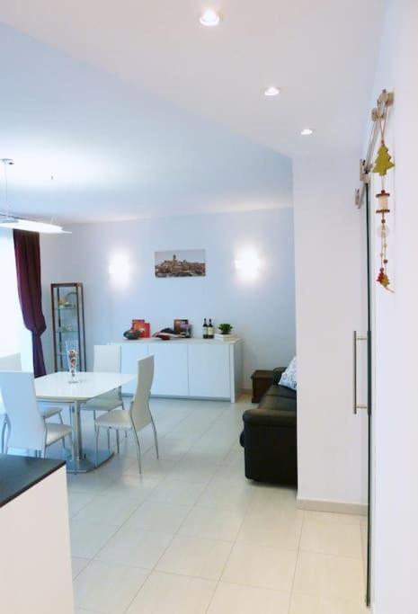 Modern & Strategic Apartment Siena Buitenkant foto